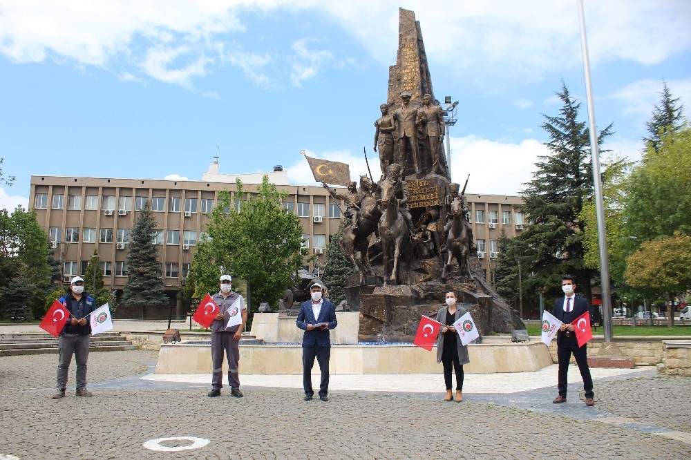 Uşak’ta sosyal mesafeli 1 Mayıs kutlaması 