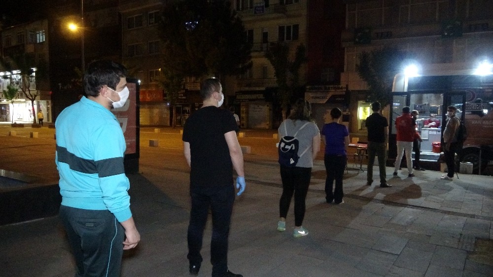 Uşak’ta ’sosyal mesafeli’ kan bağışı kuyruğu 