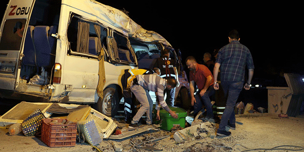 Uşak'ta tarım işçilerini taşıyan araç devrildi, 1 kişi öldü, 14 kişi yaralandı