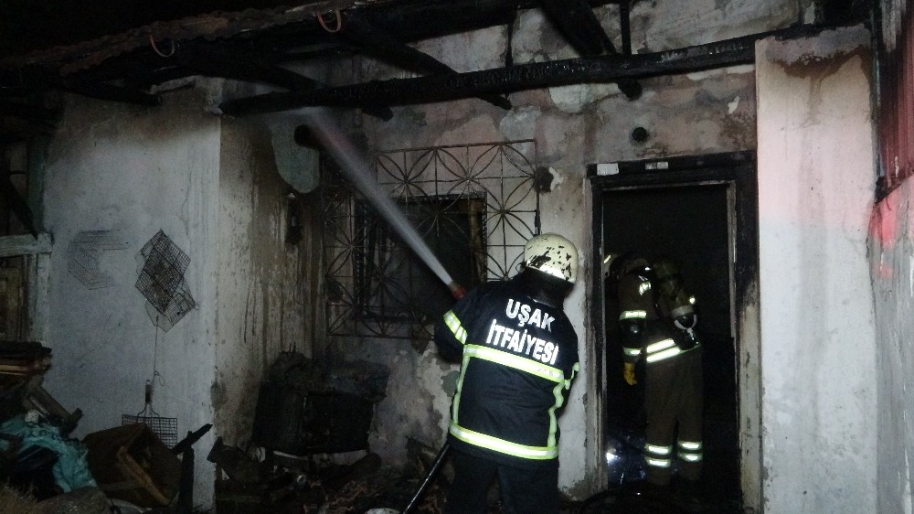 Uşak’ta tek katlı ev yanarak küle döndü 