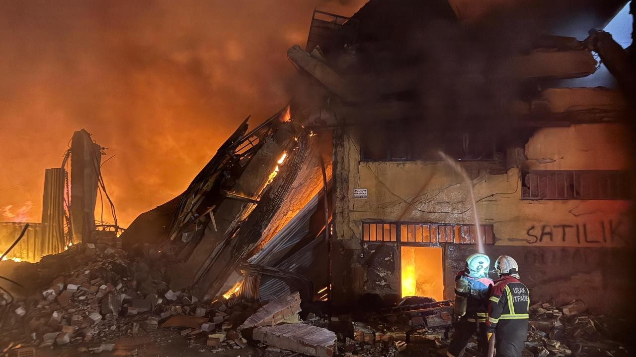 Uşak’ta tekstil fabrikası ve deposunda yangın