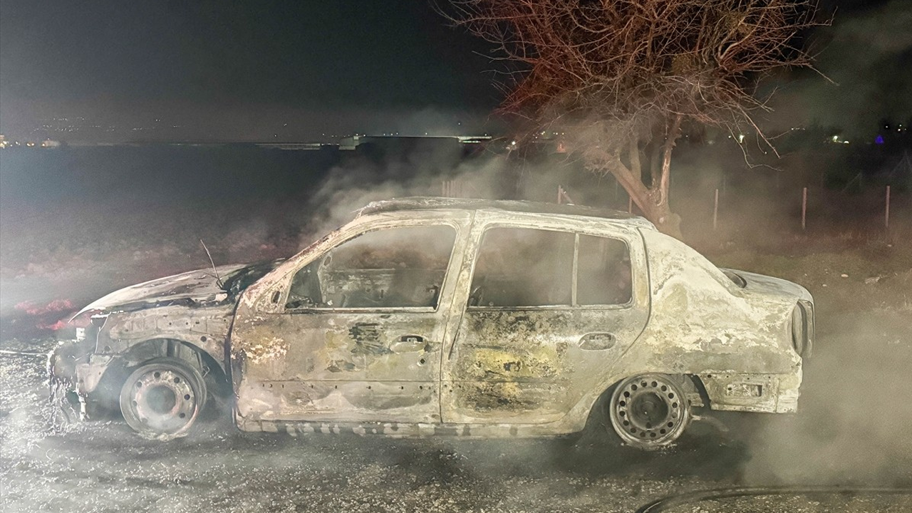 Uşak'ta yanan otomobilde ceset bulundu