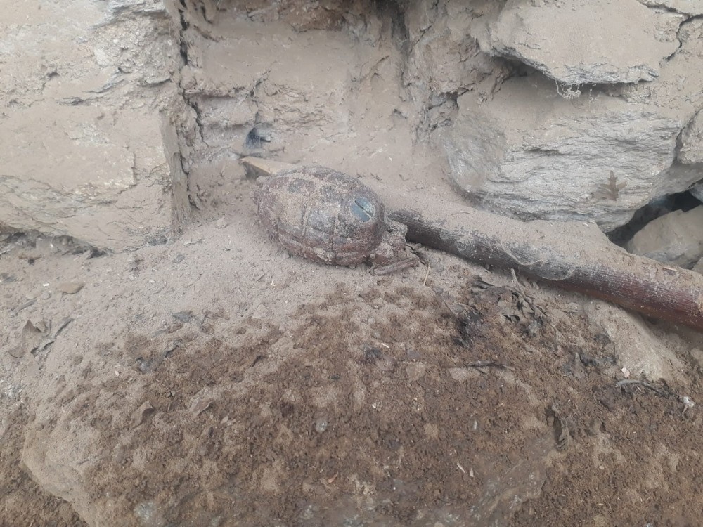 Uşak’ta yıkılan binadan el bombası çıktı 
