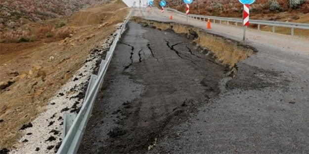 Uşak'ta yol çökmesi: Yol trafiğe süresiz kapatıldı