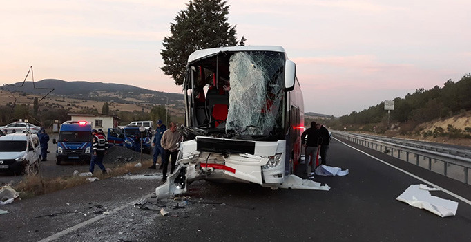 Uşak’ta yolcu otobüsü kaza yaptı: 1 ölü, 26 yaralı