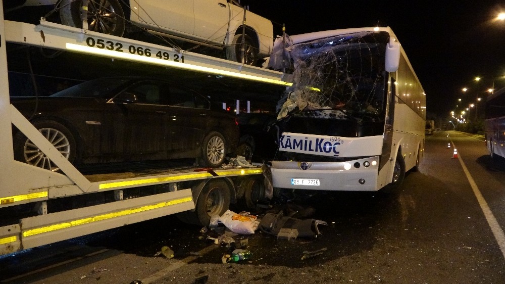 Uşak’ta yolcu otobüsü kaza yaptı: 3’ü ağır 13 yaralı 