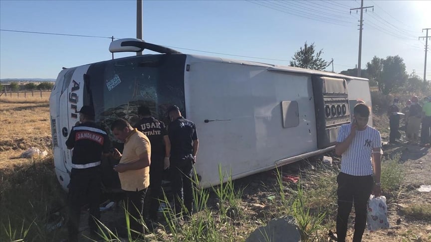 Uşak'ta yolcu otobüsünün devrilmesi sonucu ilk belirlemelere göre 30 kişi yaralandı