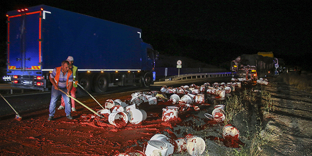 Uşak'ta yolcu otobüsünün tıra arkadan çarpması sonucu 15 kişi yaralandı