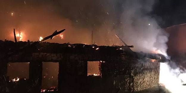 Uşak'taki yangında 3 evde hasar oluştu