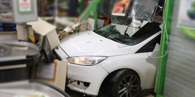 Üsküdar'da kontrolden çıkan otomobil markete girdi