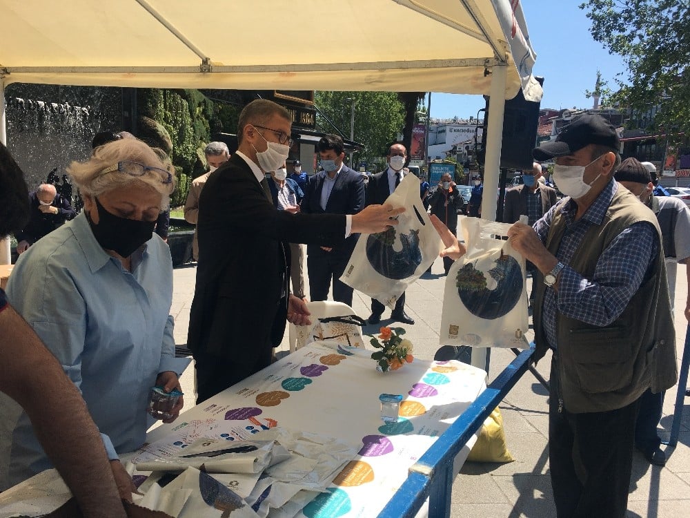 Üsküdar Belediyesi bayramın ilk gününde yaşlıları unutmadı 