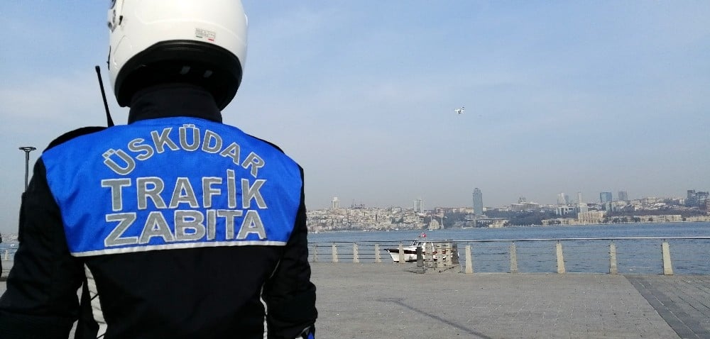 Üsküdar sahilde yasağa uymayan vatandaşlara drone’lu denetim 