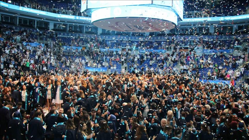 Üsküdar Üniversitesi 10'uncu yıl mezunlarını uğurladı