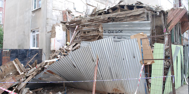 Üsküdar'da 2 katlı bina çöktü