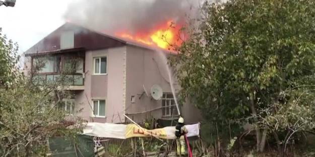 Üsküdar’da 2 katlı binanın çatısı alev alev yandı