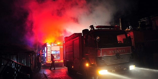 Üsküdar'da bariyerlere çarpan otomobil yandı