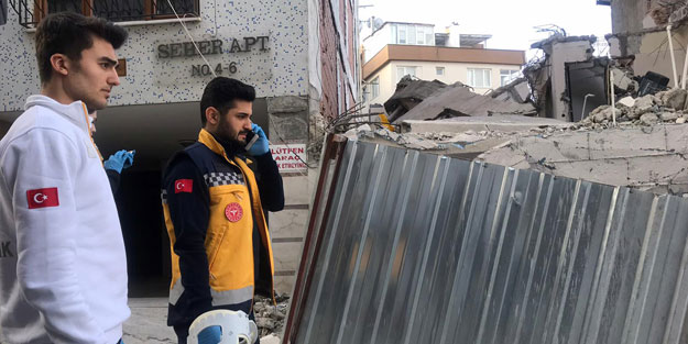 Üsküdar'da boş binanın yıkımı sırasında 2 işçi yaralandı