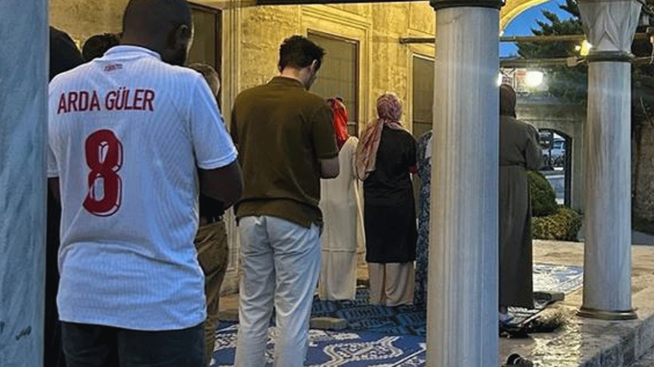 Üsküdar’da bu da oldu! Kadınlar önde erkekler arkada saf tuttu