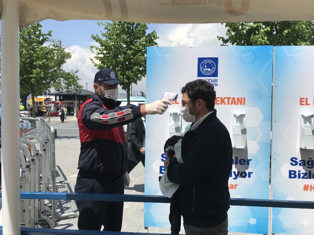 Üsküdar’da cuma namazı öncesi vatandaşlara tek kullanımlık seccade ve hijyen paketi dağıtıldı 