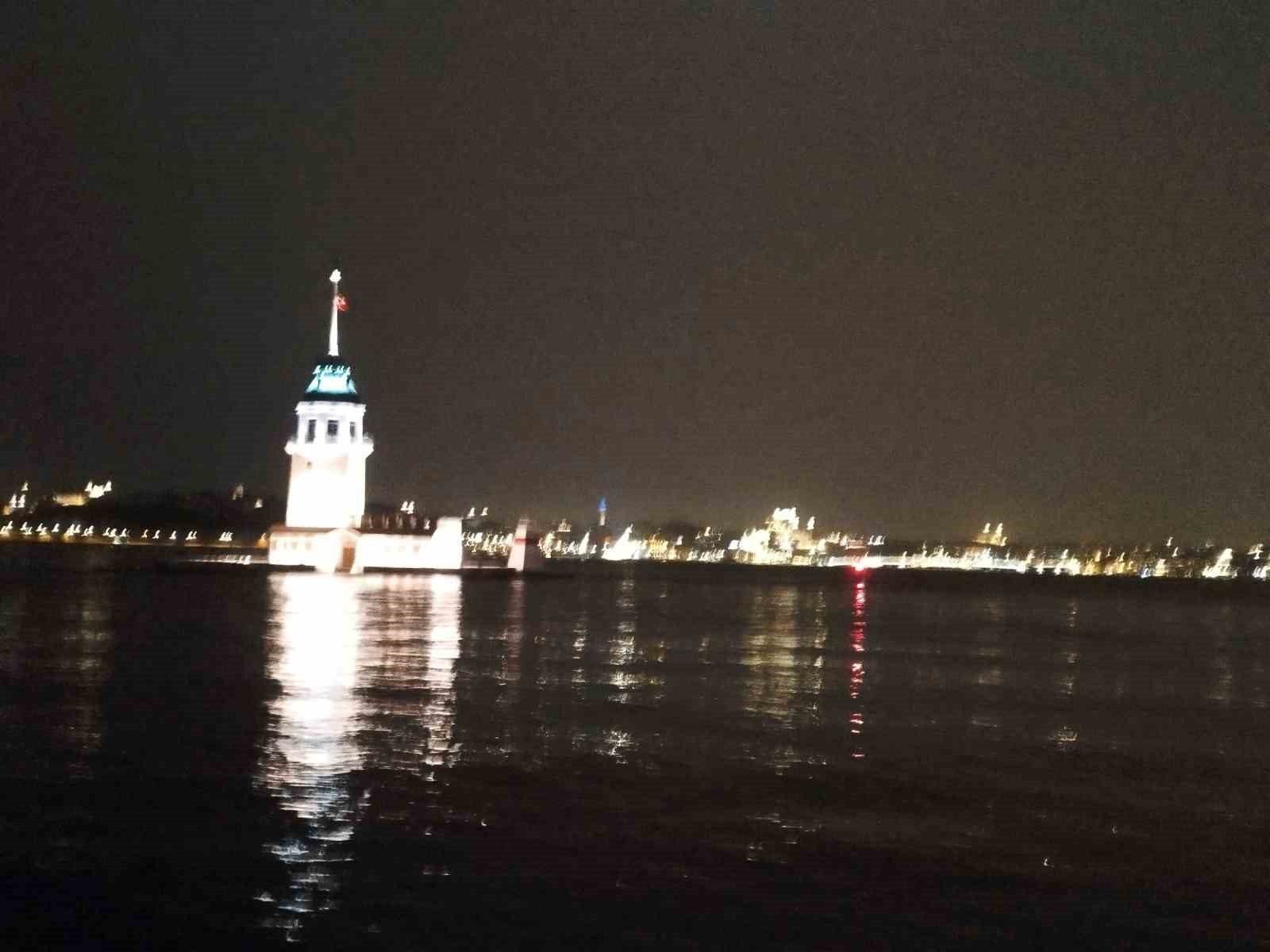 Üsküdar’da denize atlayan adam yüzerek gözden kayboldu