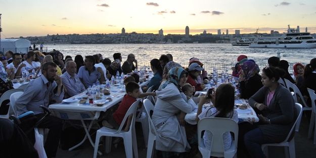 Üsküdar’da denize nâzır SOKAK İFTARI