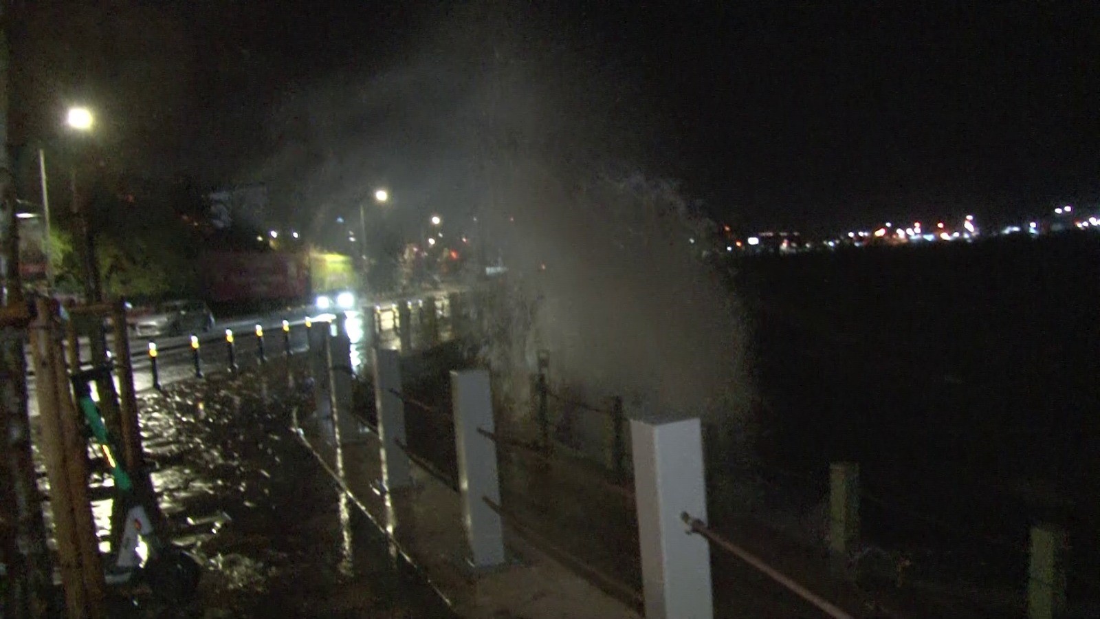 Üsküdar'da dev dalgalar korkuttu