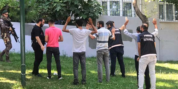 Üsküdar'da dev operasyon! Sokak satıcıları...
