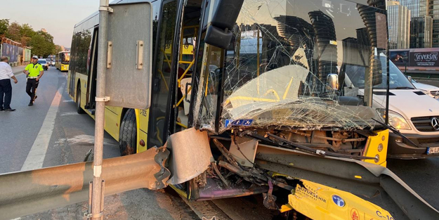 Üsküdar'da feci kaza! İETT otobüsü bariyerlere ok gibi saplandı
