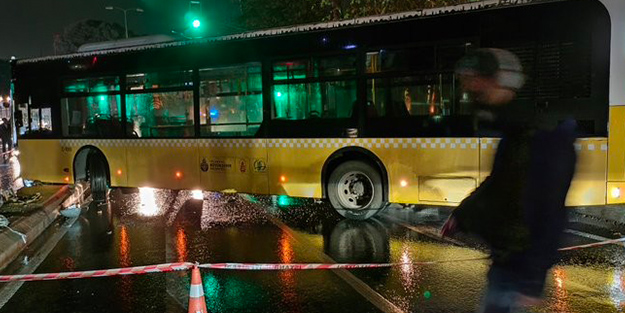 Üsküdar'da feci kaza! Yolcu dolu İETT otobüsü direğe çarptı