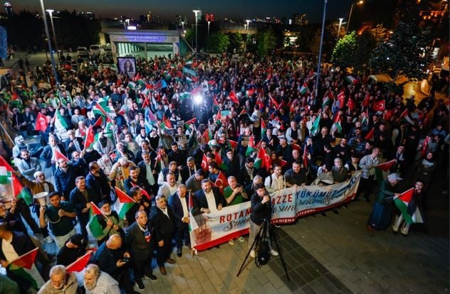 Üsküdar’da filo baskını protesto edildi: binlerce kişi meydanları doldurdu