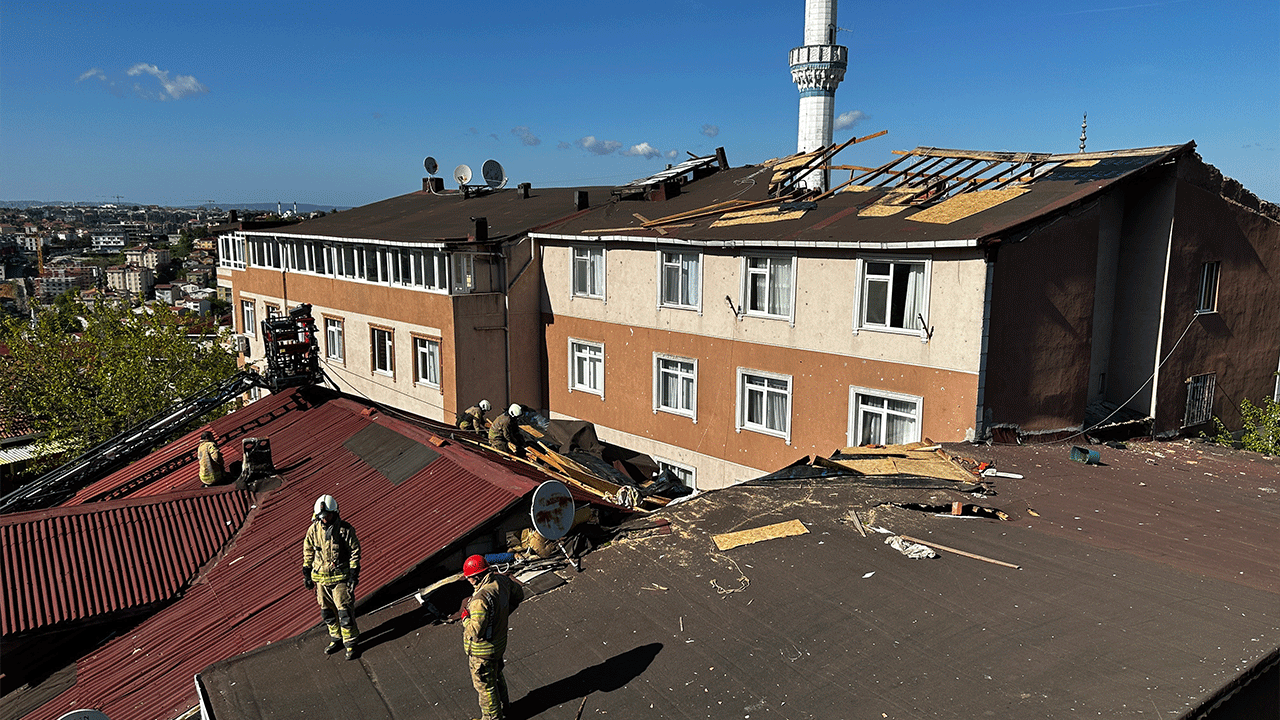 Üsküdar'da fırtına dehşeti! Uçan çatı iki binayı vurdu