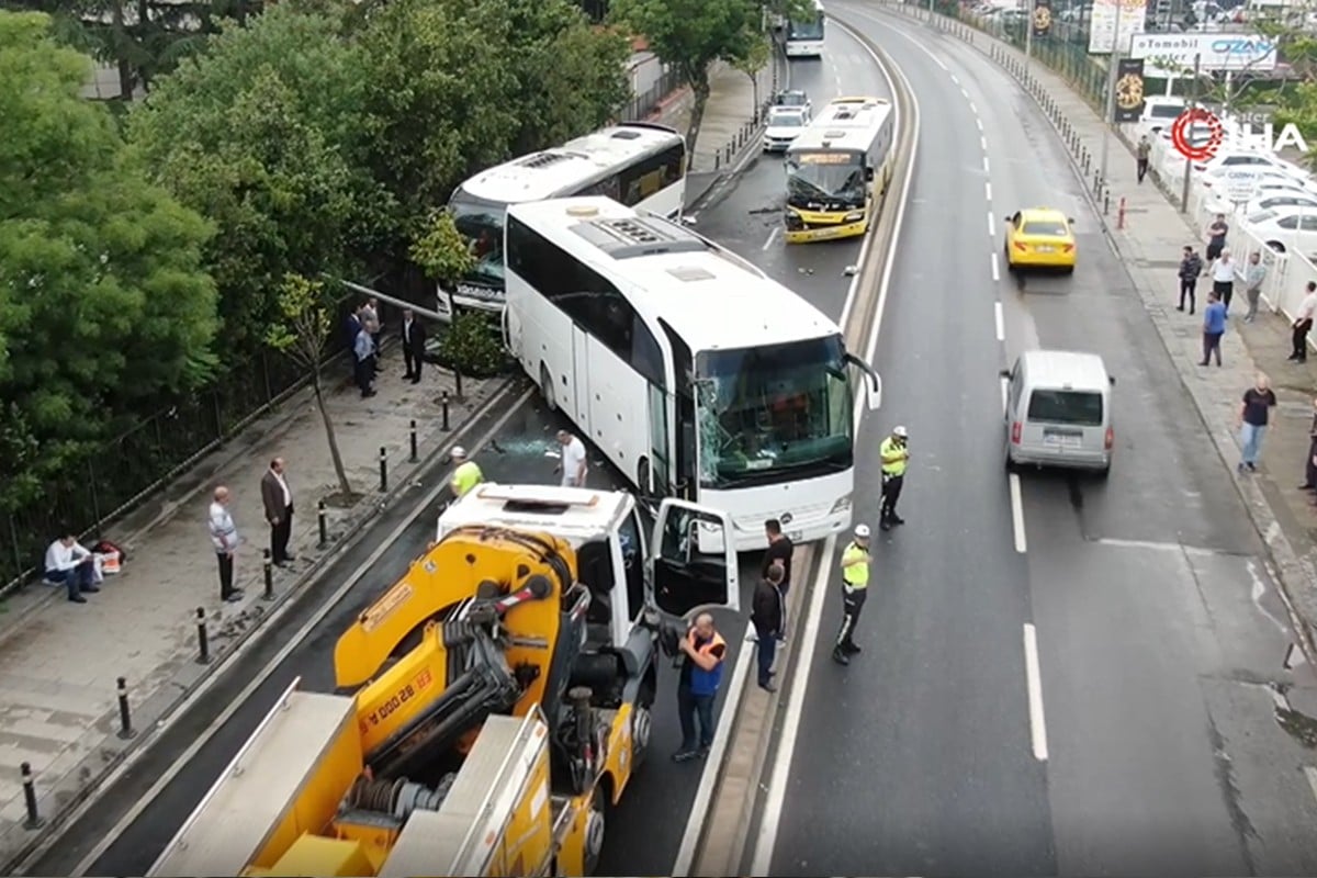 Üsküdar'da İETT otobüsü ile iki tur otobüsü çarpıştı!