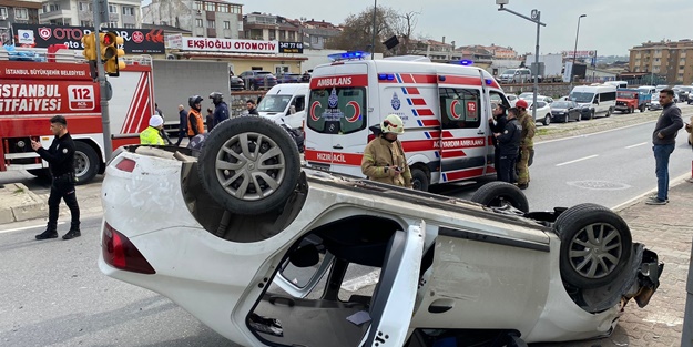 Üsküdar'da iki otomobil kafa kafaya çarpıştı