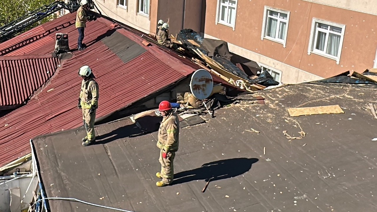 Üsküdar’da kuvvetli rüzgar çatıyı uçurdu