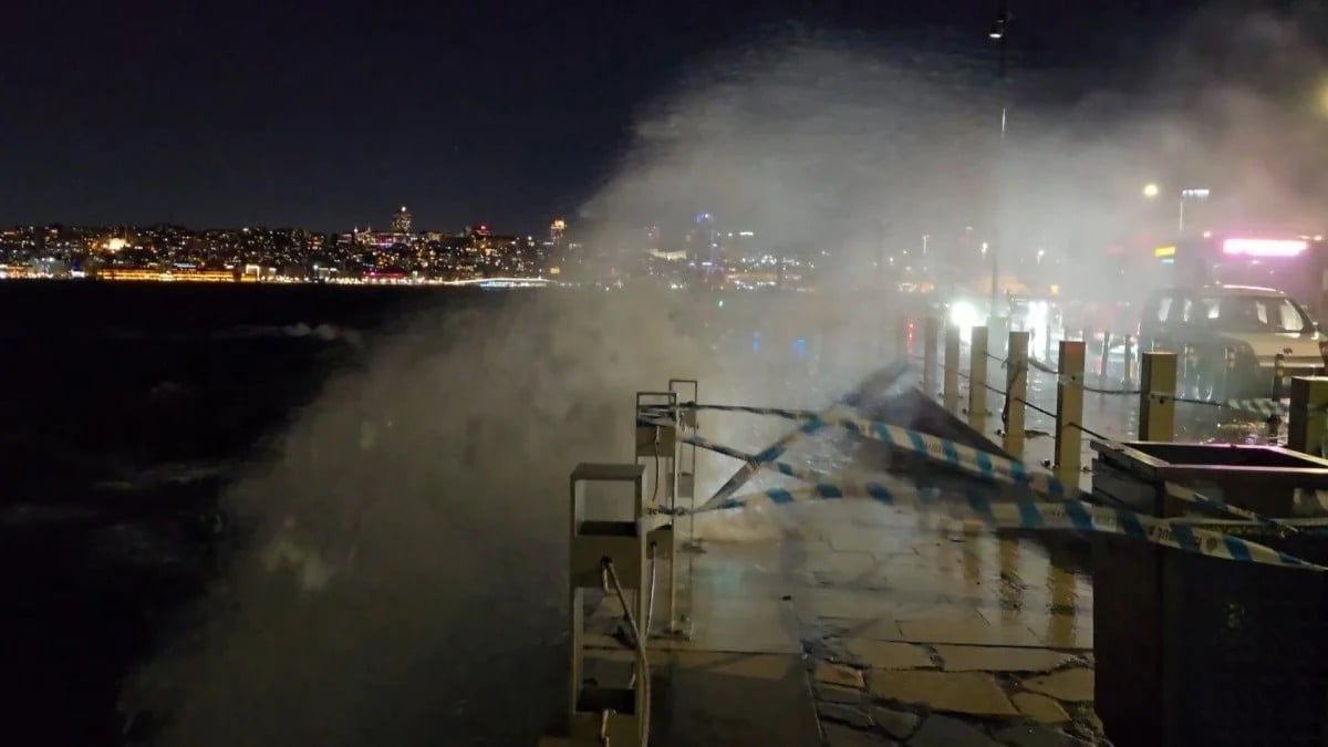 Üsküdar’da lodos kabusu: Dev dalgalar Salacak sahilini dövdü!