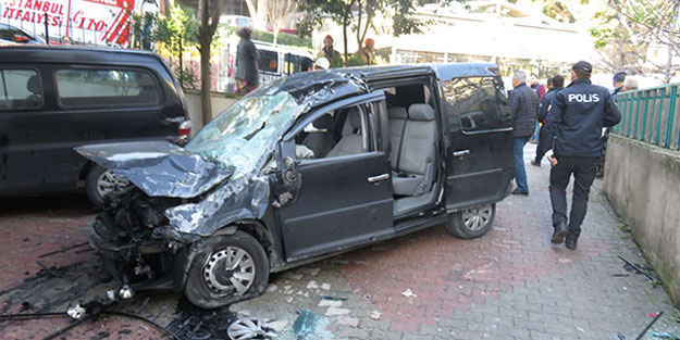 Üsküdar'da otomobil işyerinin duvarına çarptı: 2 yaralı