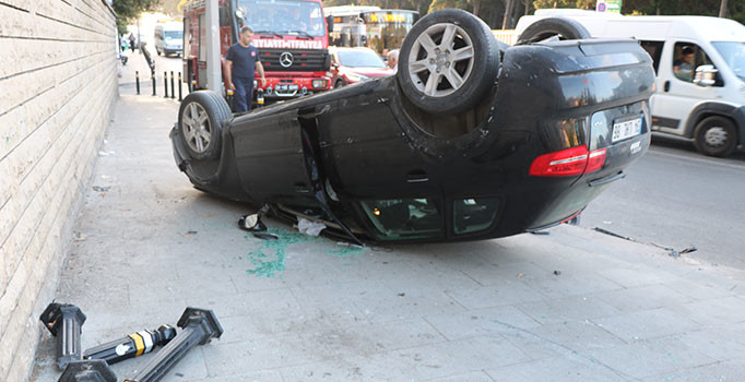 Üsküdar'da otomobil takla attı: 2 kişi yaralandı