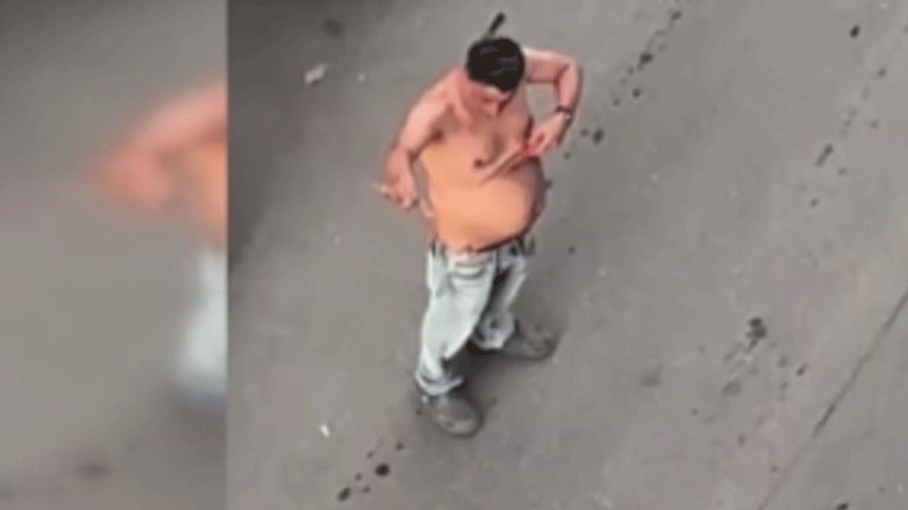 Üsküdar'da satırlı saldırgan dehşeti: Önüne gelene zarar verdi!