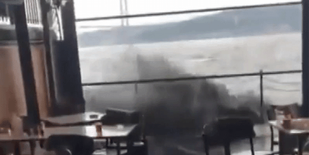 Üsküdar'da savaş gemileri kıyıyı bu hale getirdi