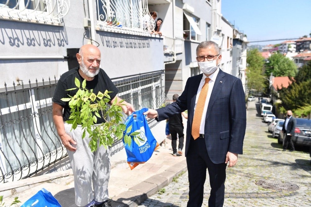 Üsküdar’da sepetler anneler için mor salkımlarla doldu 