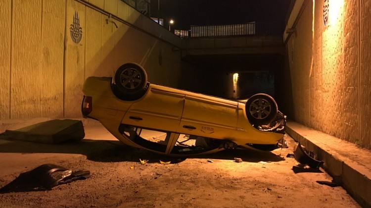 Üsküdar'da taksi alt geçide düştü!