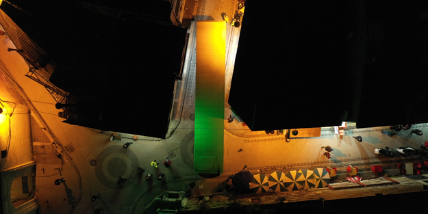 Üsküdar'da tır sokak arasında sıkıştı!