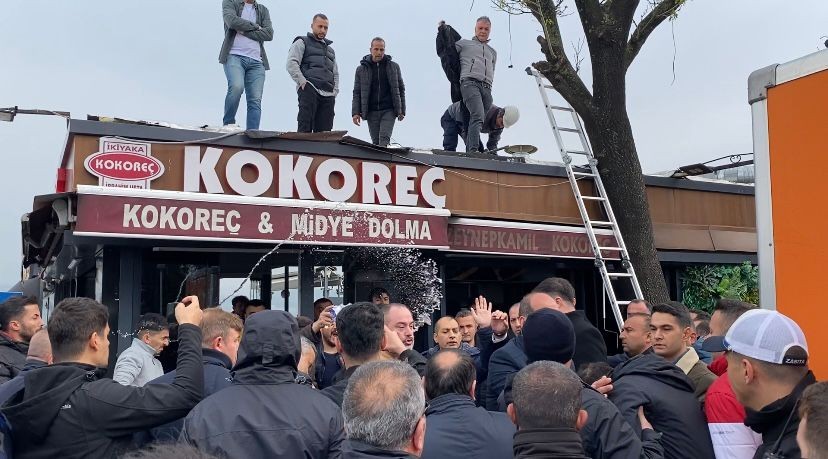 Üsküdar'da yıkım gerginliği: Silahla çatıya çıkıp zabıtayı engelledi