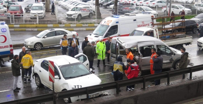 Üsküdar'da zincirleme kaza: 2 yaralı