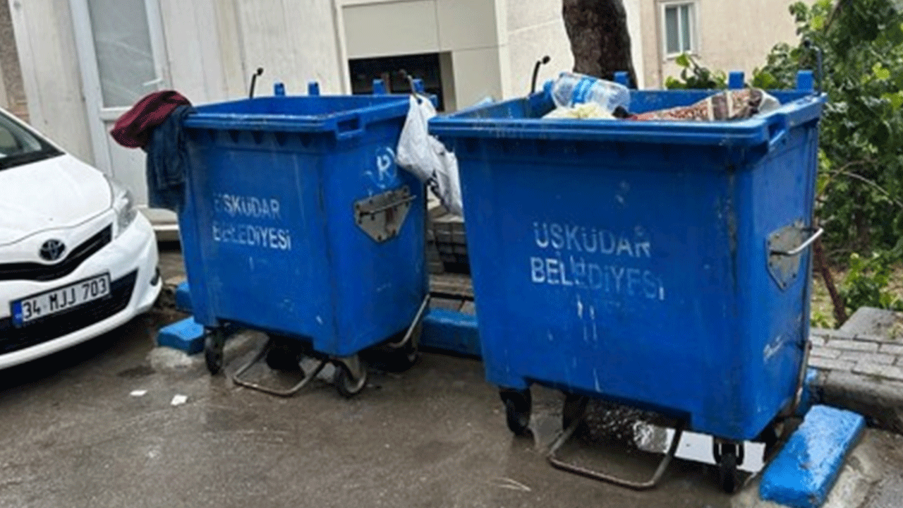 Üsküdar’ı batırmaya bir yıl yetti: Çöp konteynırının kapağı yok!