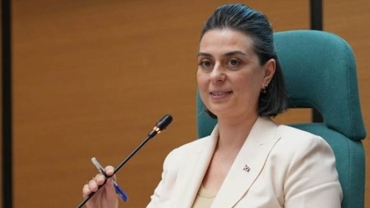 Üsküdar’ın imamları yok, kilise yöneticileri var! Twerk kursu ve Noel çarşısından sonra CHP’li Dedetaş’tan bir skandal daha