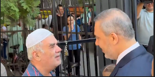 Üsküp'te bir vatandaşın Hakan Fidan'a sorduğu soru viral oldu!