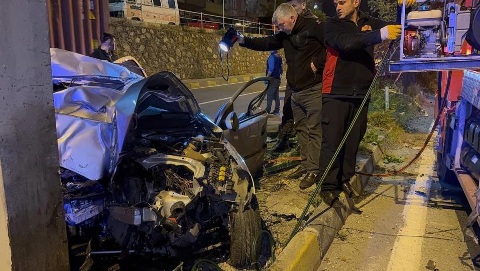 Üst geçidin ayağına çarpan otomobilde 2 kişi can verdi