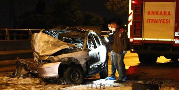 Üst geçidin ayağına çarpan otomobil yandı, sürücü hayatını kaybetti