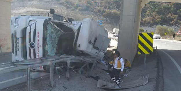 Üst geçit duvarına çarpan TIR'ın sürücüsü öldü